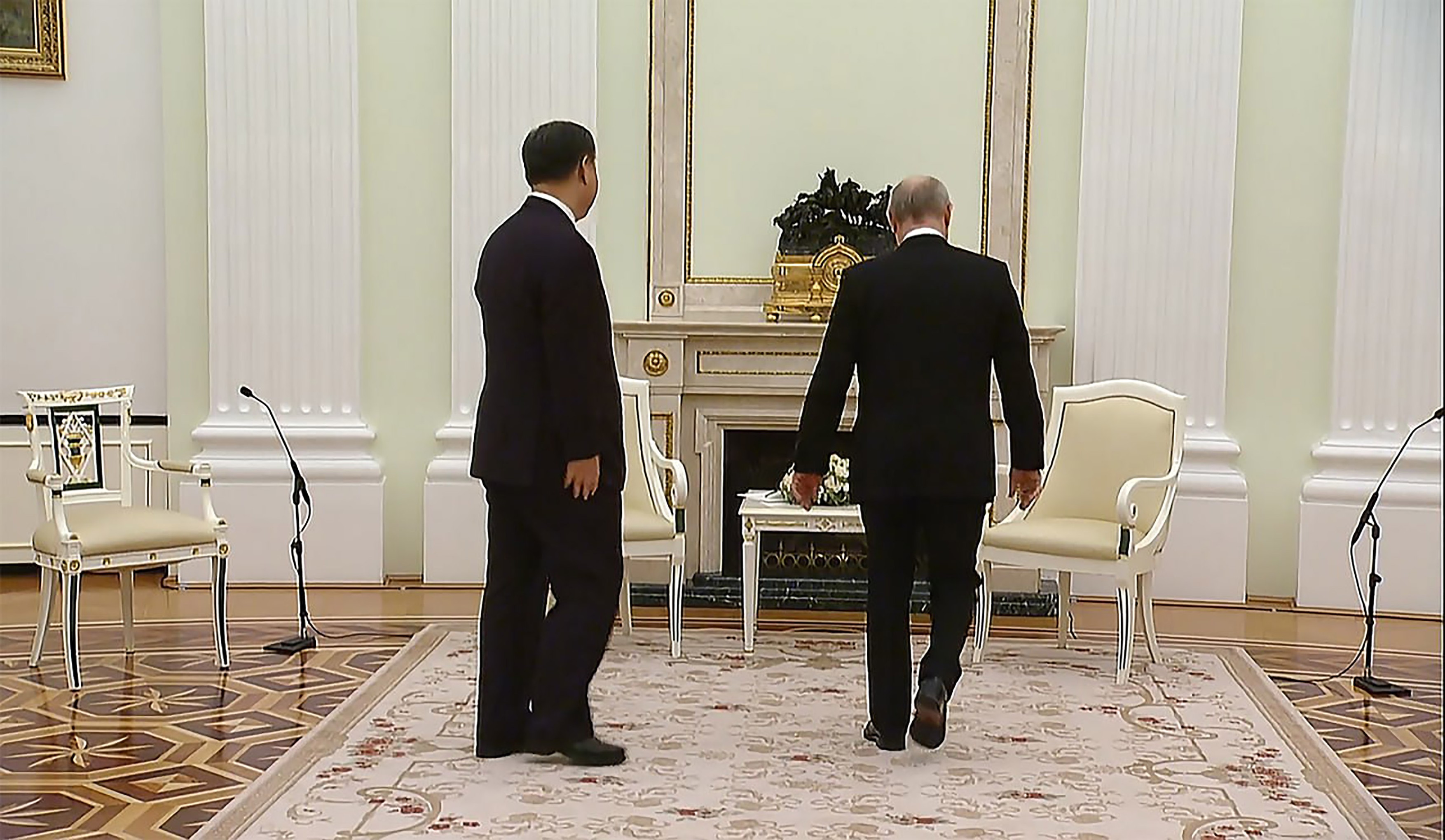 Putin a vorbit peste 4 ore la Kremlin cu Xi Jinping despre Ucraina, apoi „l-a condus până în stradă” pentru a-și lua rămas bun