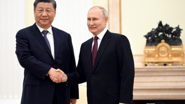 Xi Jinping, preşedintele Chinei îi strânge mâna lui Vladimir Putin, preşedintele Rusiei, într-o întâlnire la Moscova, pe 20 martie 2023.