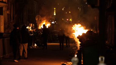 Persoane incendiază pubele de gunoi în timpul protestelor din Paris din 20 martie 2023.