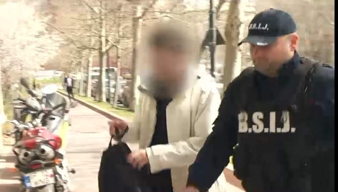 Șapte persoane au fost reținute în cea mai mare anchetă de trafic de droguri în care sunt implicați elevi și studenți din București