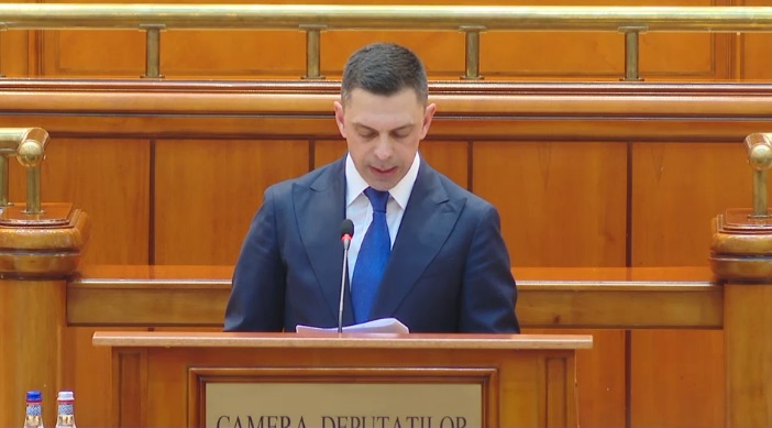 "Foaie verde ananas, papagal ai fost, papagal ai rămas". Scandal în Parlament, Eduard Novak a fost atacat pentru primele date rudelor