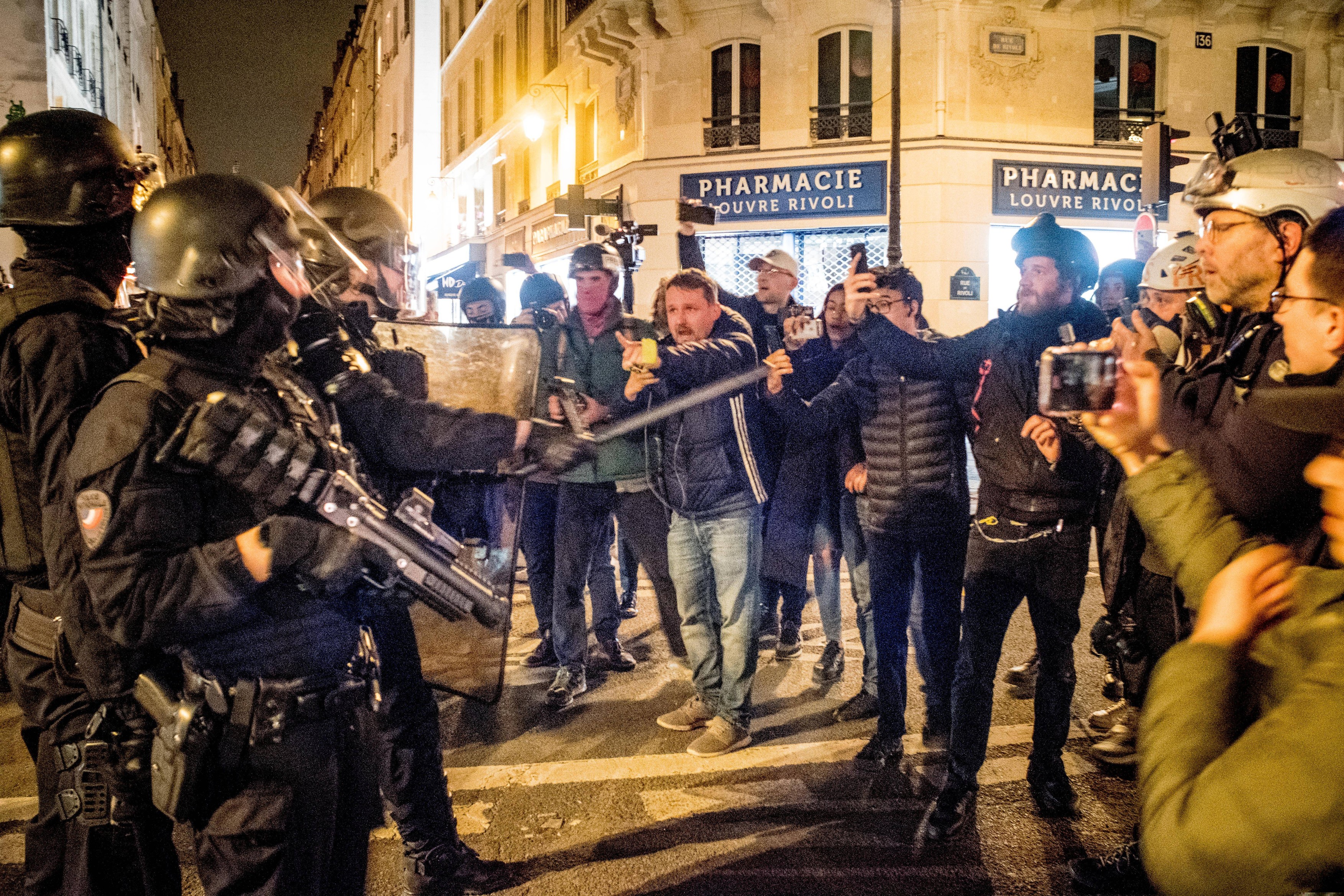 Zeci de arestări în Franța după ce guvernul a supraviețuit moțiunii de cenzură. Macron se adresează miercuri națiunii