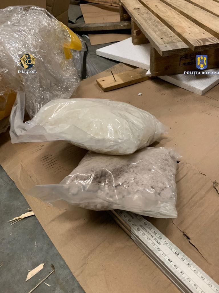 FOTO Zeci de percheziţii în judeţul Suceava şi în Cluj-Napoca la dealeri de droguri, care vindeau inclusiv minorilor