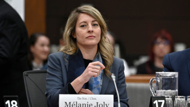 melanie joly la microfon