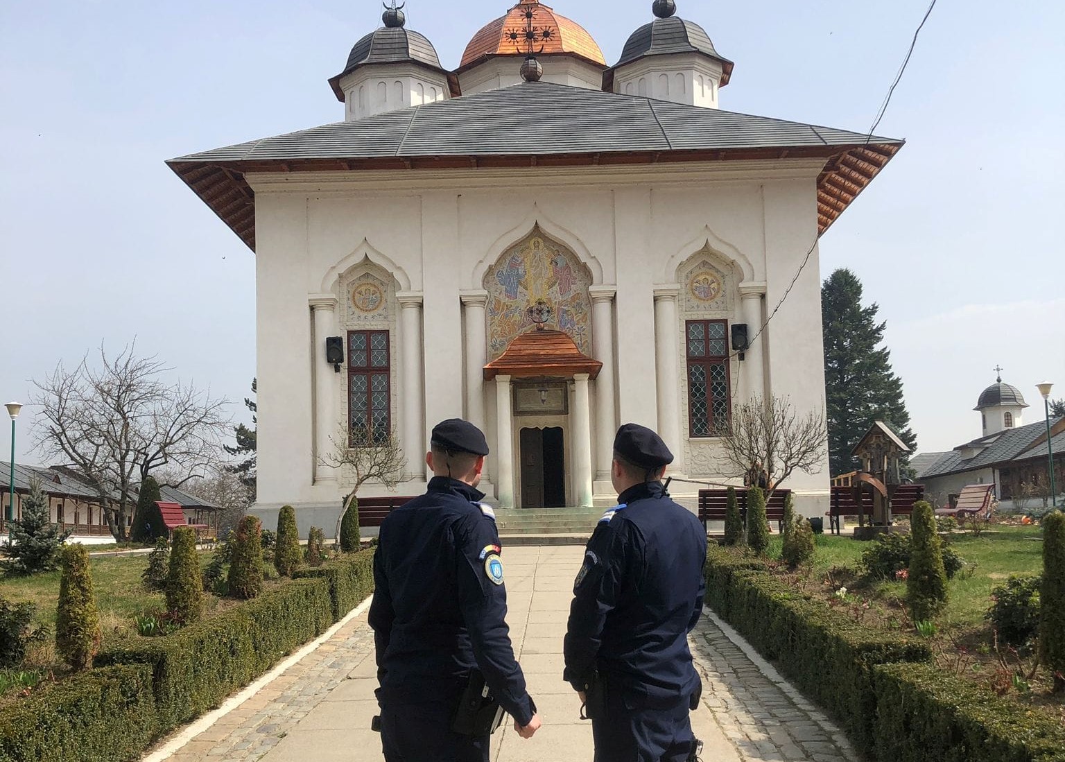 Un bărbat se dădea nevăzător la Mănăstirea Cernica și cerșea bani ca să aibă de păcănele