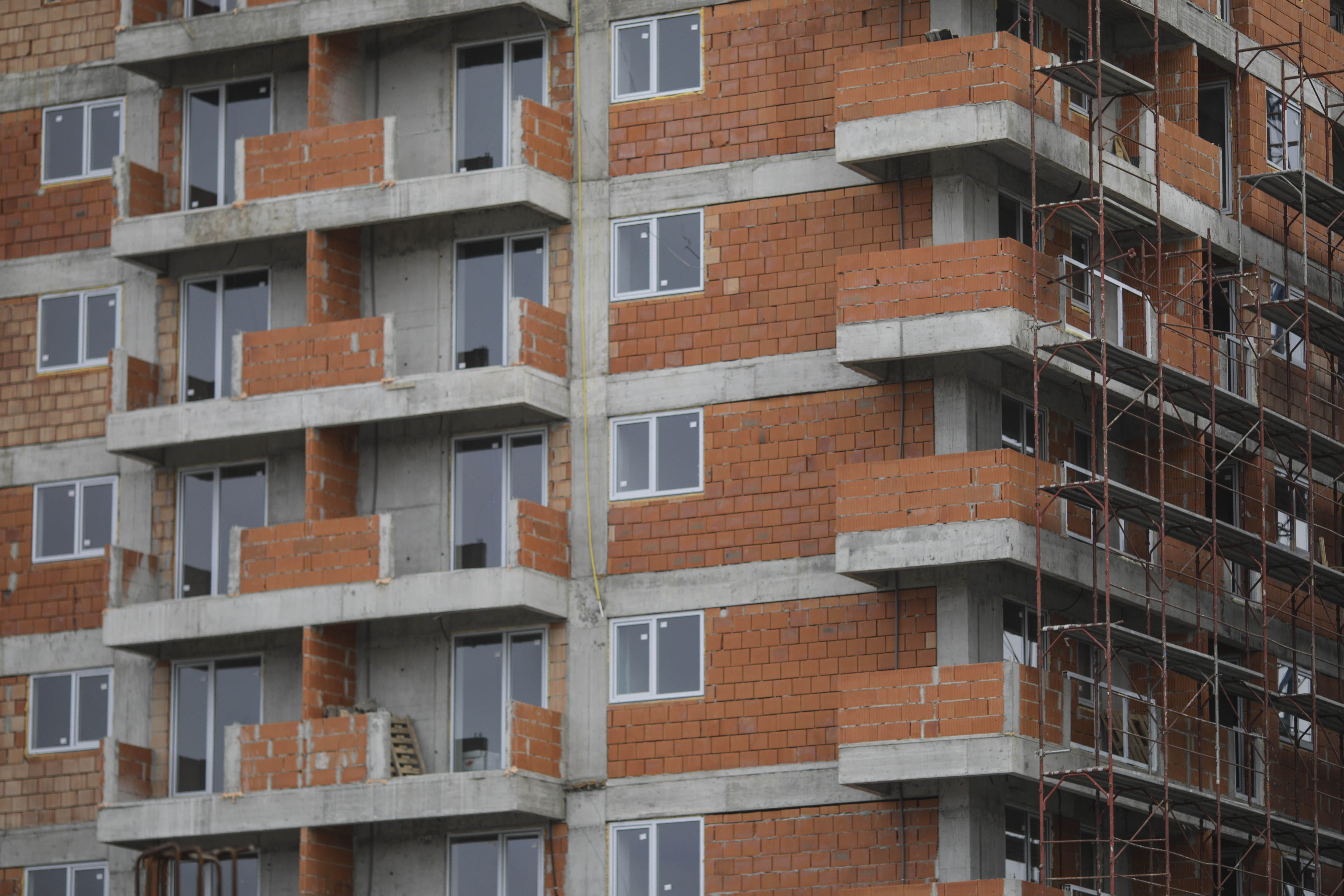 Un dezvoltator imobiliar a construit 30 de apartamente în plus într-un bloc. Etajul tehnic din acte a devenit etaj cu locuințe