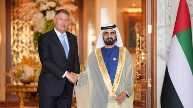Klaus Iohannis, președintele României, strânge mâna premierului Emiratelor Arabe Unite, Mohammed bin Rashid Al Maktoum, la Dubai, pe 21 martie 2023.