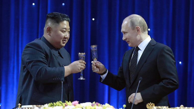 Kim Jong Un și Vladimir Putin ciocnesc paharele de șampanie