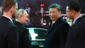 Președintele Rusiei, Vladimir Putin îl conduce la mașină pe președintele Chinei, Xi Jinping, la Moscova, pe 21 martie 2023.