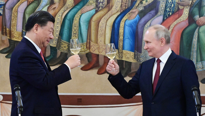 Xi Jinping și Vladimir Putin ridică un pahar în timpul întâlnirii lor de la Kremlin, pe 21 martie 2023.