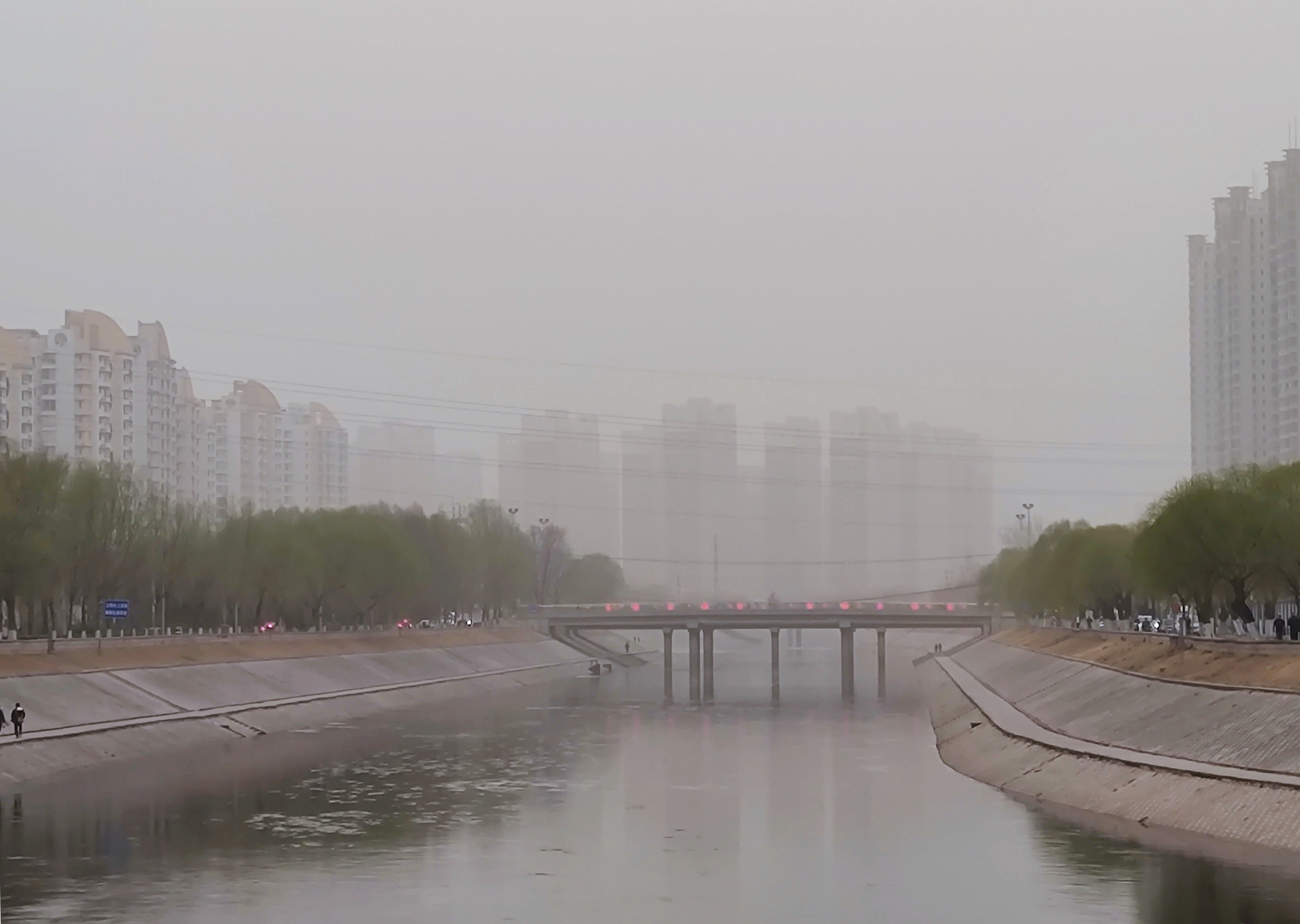 Beijing-ul a fost acoperit de nori groși de praf portocaliu. Autoritățile le cer oamenilor să nu mai iasă din case
