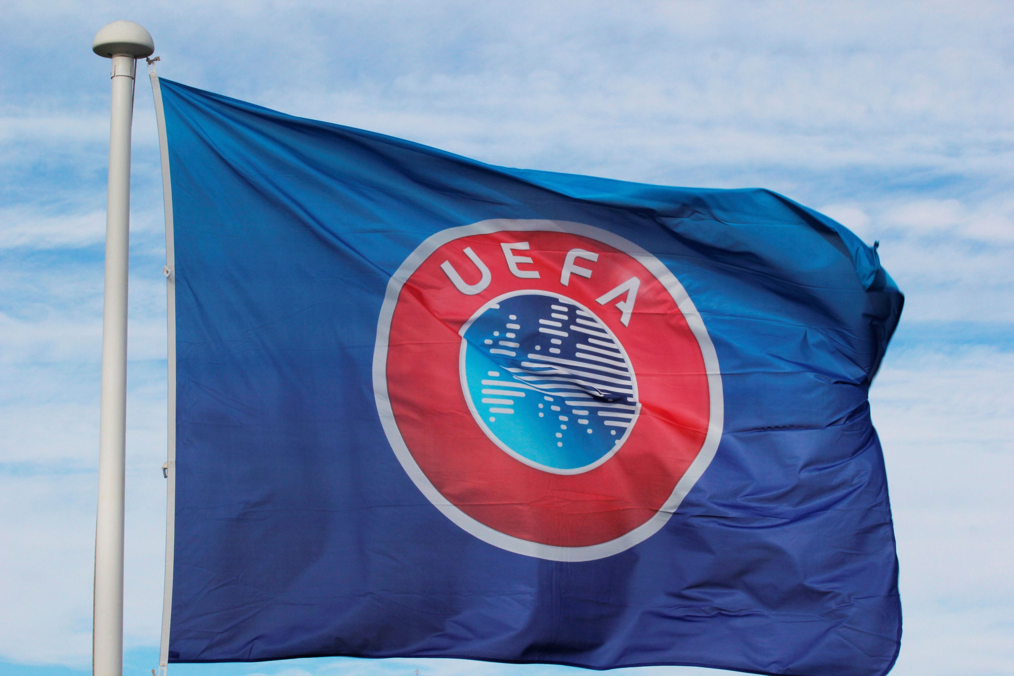 Federația Română de Fotbal o contrazice pe cea maghiară și spune că UEFA nu a autorizat folosirea steagurilor cu Ungaria Mare