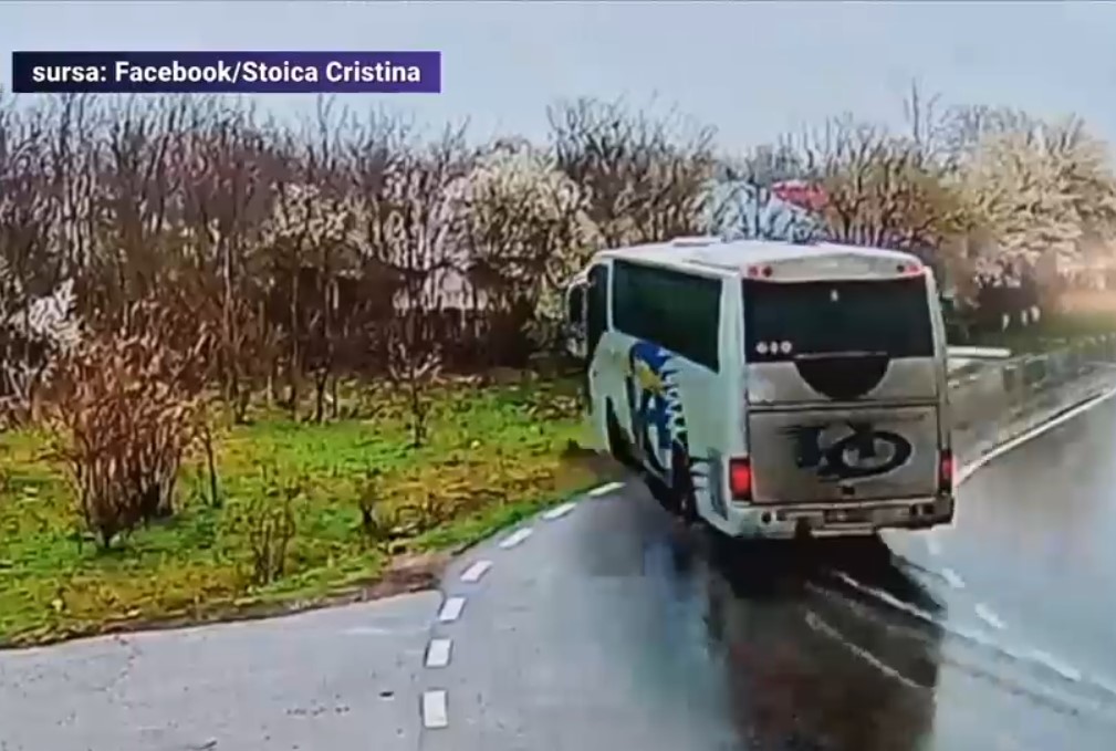 VIDEO. Momentul în care un autocar plin cu pasageri se răstoarnă pe o șosea din Ialomița