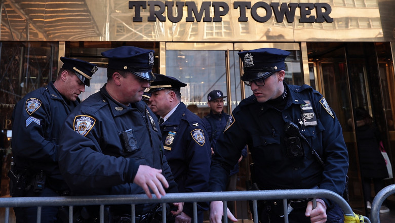 polițiști în fața Trump Tower