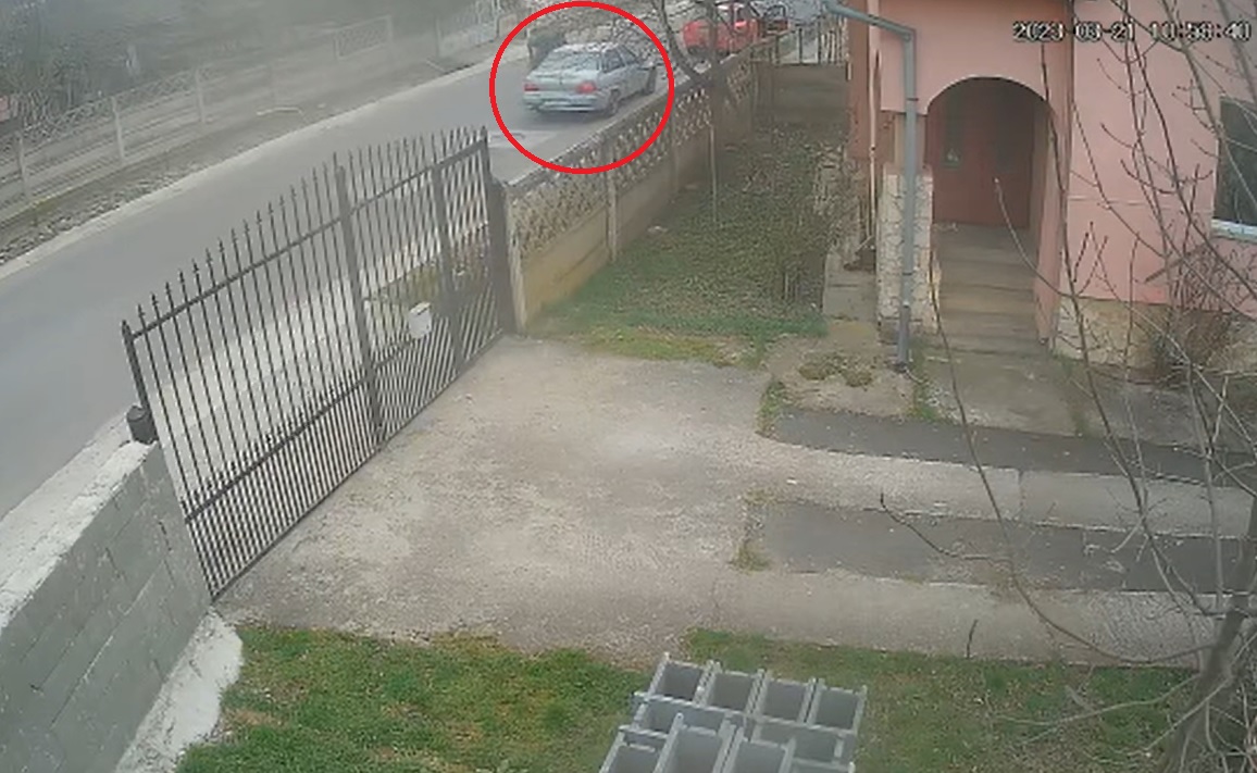 Un bărbat de 76 de ani a fost bătut în trafic de un tânăr pentru că a condus prea încet. Momentul, surprins de o cameră de supraveghere