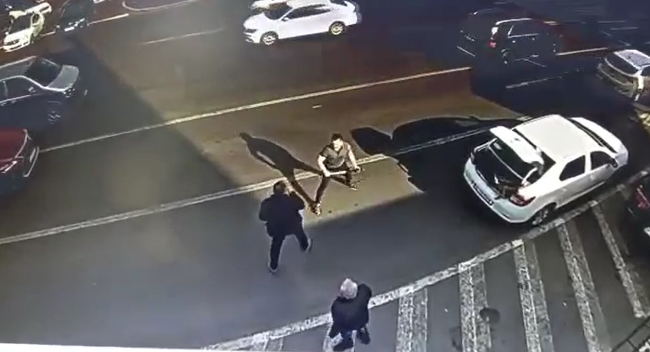 Bătaie în trafic, în București. Un bărbat a fost reținut de polițiști după ce a lovit un alt bărbat cu o bâtă de baseball