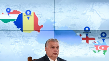 premierul maghiar Viktor Orban la o masă cu hărțile Ungariei și României în spatele său