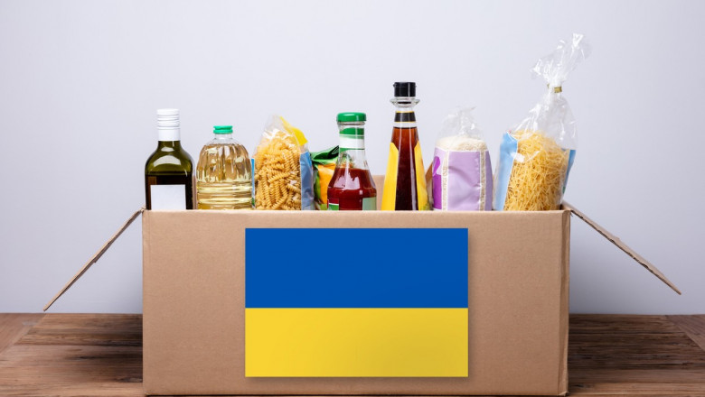 cutie cu alimente si steagul ucrainei