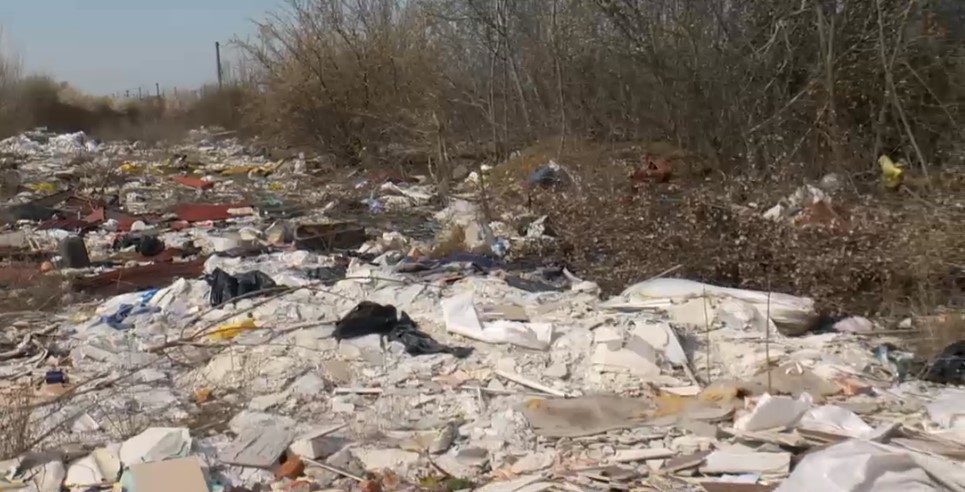 România întâmpină turiștii străini cu munți de gunoaie. Traseul Otopeni-Gara de Nord, sufocat de mizerie