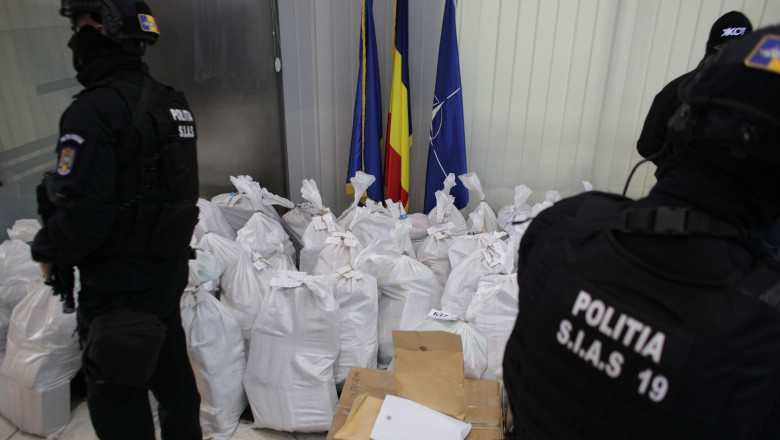 DIICOT prezintă cele 800 de kg de cocaină, recuperate dintr-o șalupă care a eșuat pe o plajă sălbatică din Delta Dunării, în timpul unei conferințe de presă, marti, 26 martie 2019.