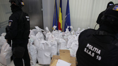 DIICOT prezintă cele 800 de kg de cocaină, recuperate dintr-o șalupă care a eșuat pe o plajă sălbatică din Delta Dunării, în timpul unei conferințe de presă, marti, 26 martie 2019.
