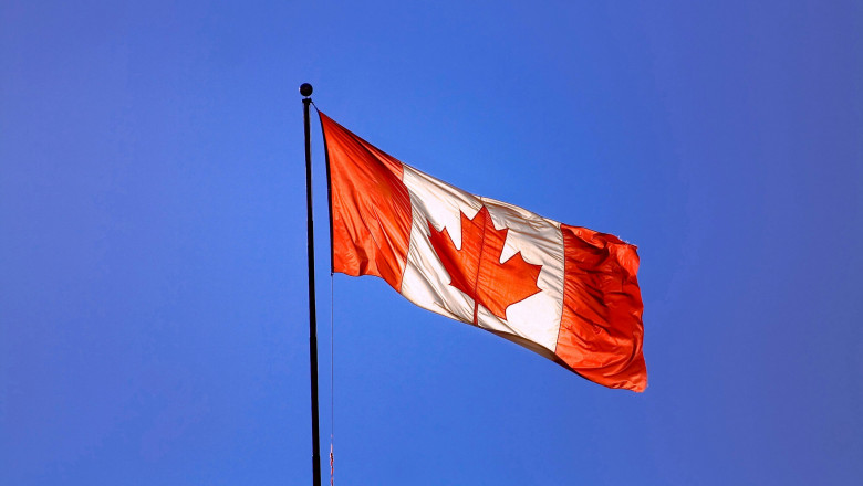 Steagul Canadei pe fundal de cer albastru fotografiat pe 23 februarie 2011.