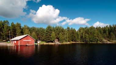 cabana pe malul lacului in finlanda