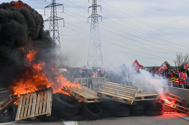 Des incidents ont éclaté devant la raffinerie après que l'annonce du gouvernement sur la première réquisition de travailleurs du pétrole depuis le début des grèves contre la réforme des retraites au dépôt de Fos-sur-Mer