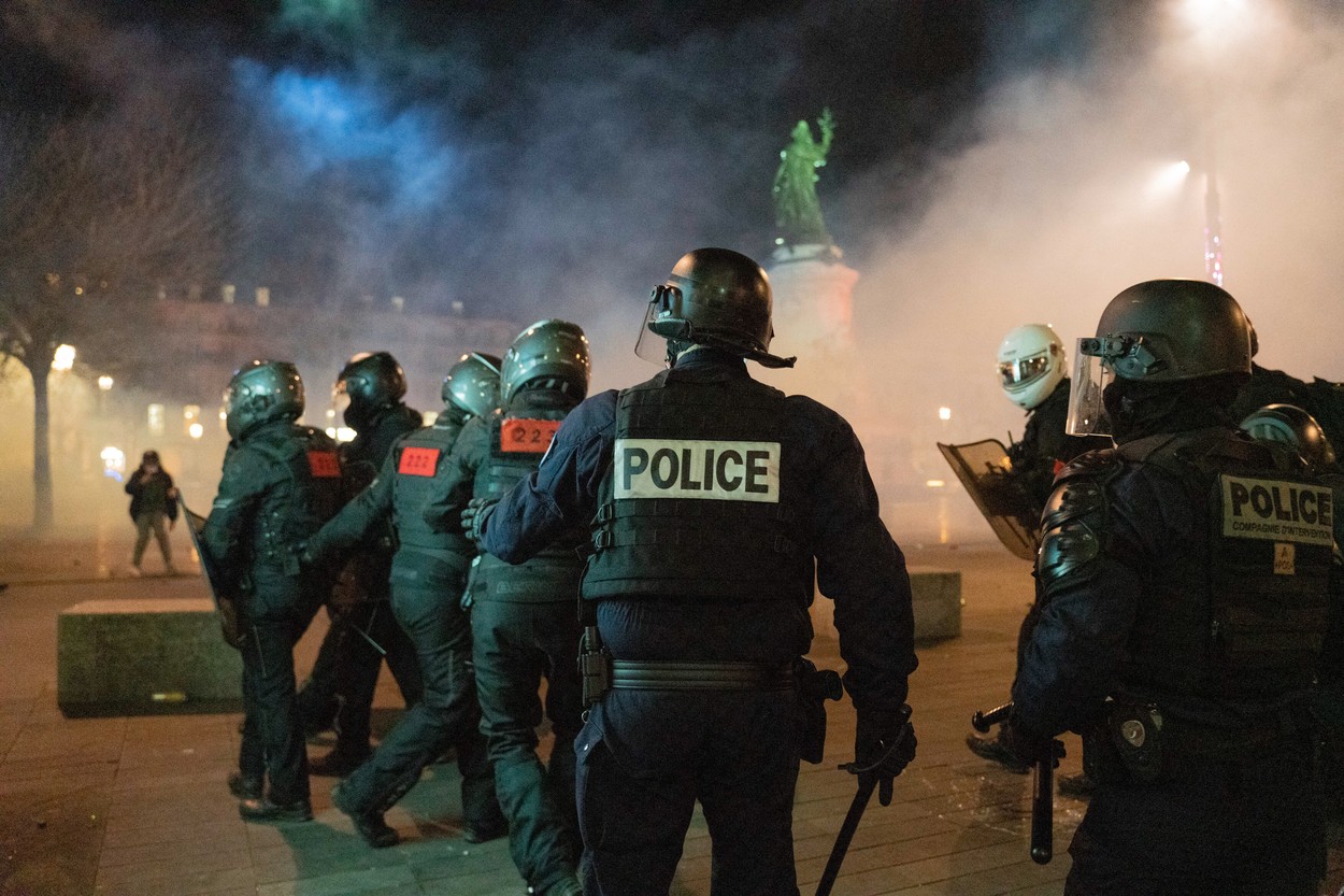 Răzbunarea polițiștilor din Franța: Își iau masiv concedii medicale în semn de protest