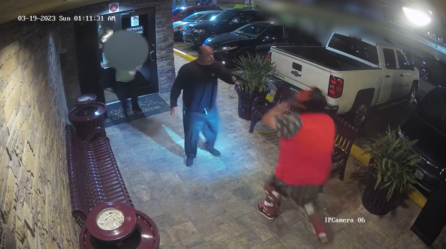 Momentul dramatic în care paznicul unui club de striptease din Florida se luptă cu un bărbat înarmat care venise să comită un masacru