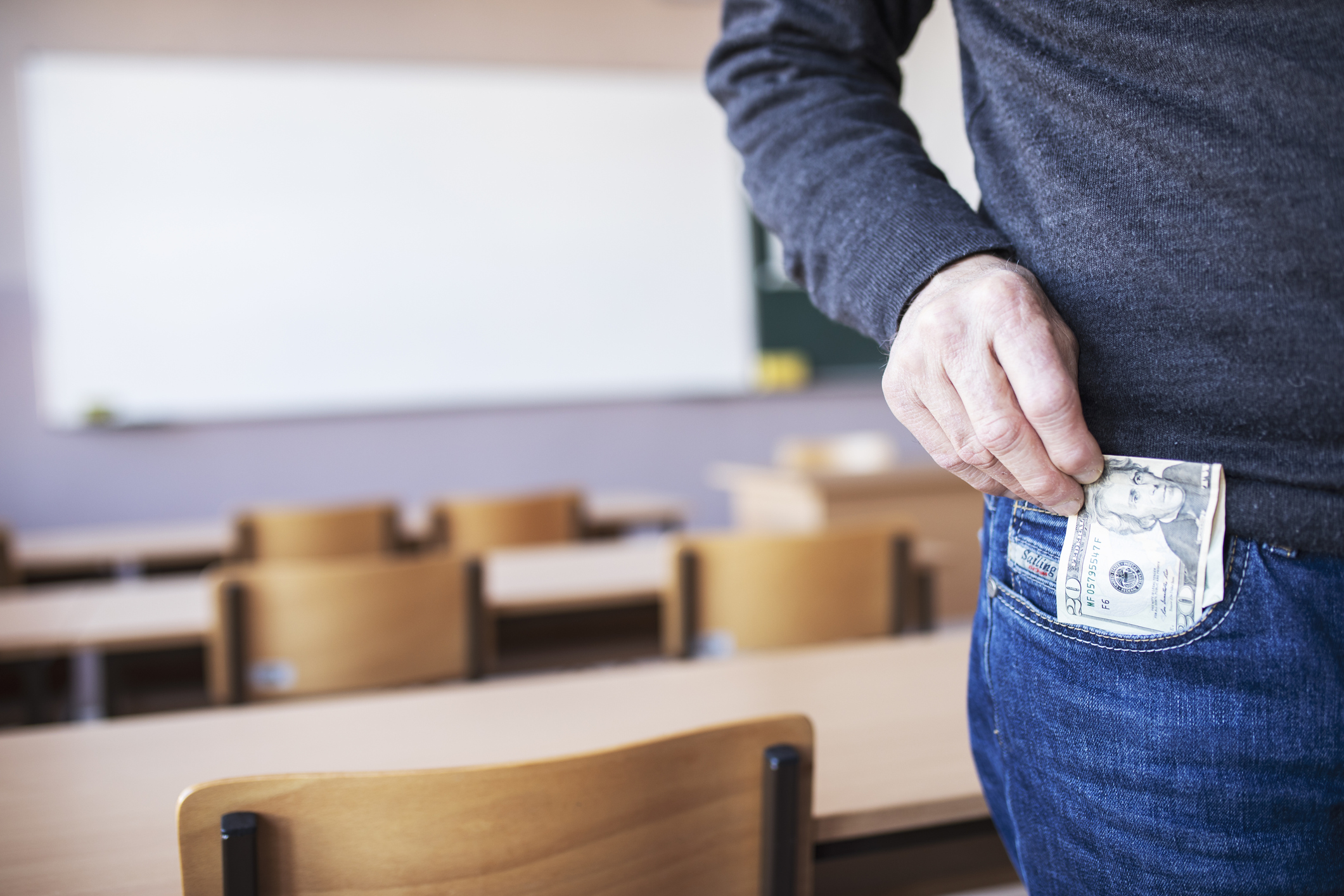Profesorul de "etică și integritate" care cerea mii de euro mită de la studenți a fost concediat de Universitatea Babeș-Bolyai
