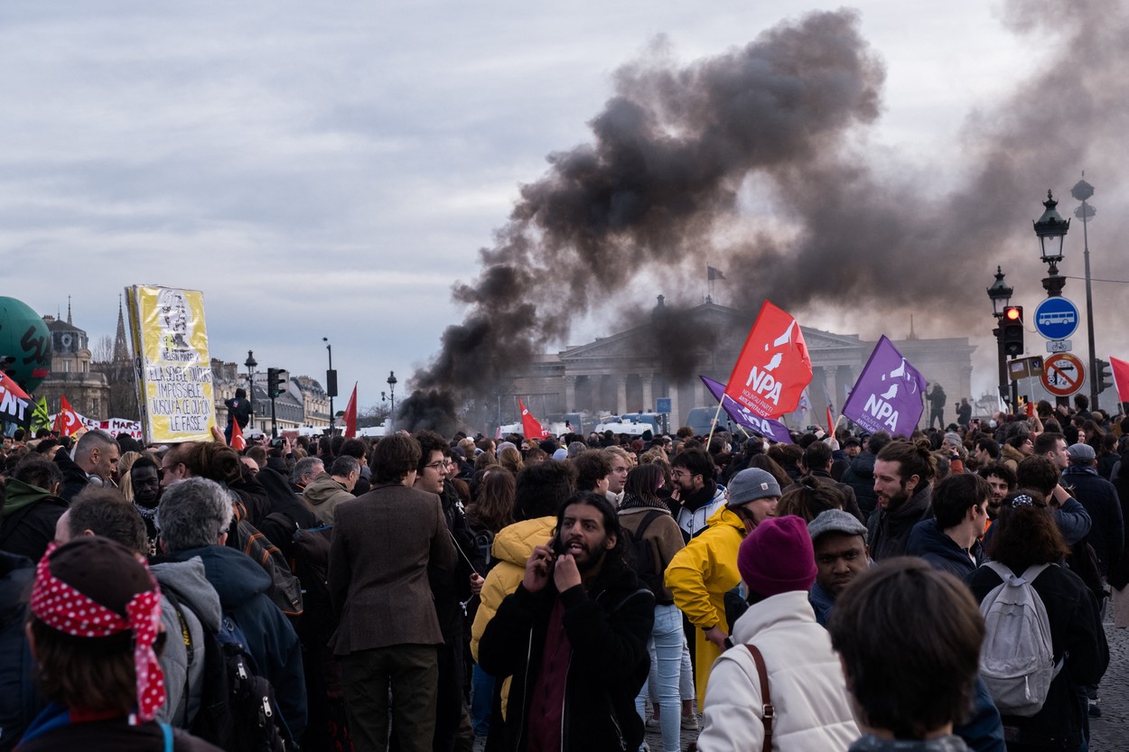 Un milion de oameni au ieșit în stradă în Franța din cauza legii pensiilor: Peste 120 de polițiști răniți, 80 de protestatari arestați