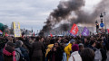 Noi proteste violente în Franța din cauza legii pensiilor.