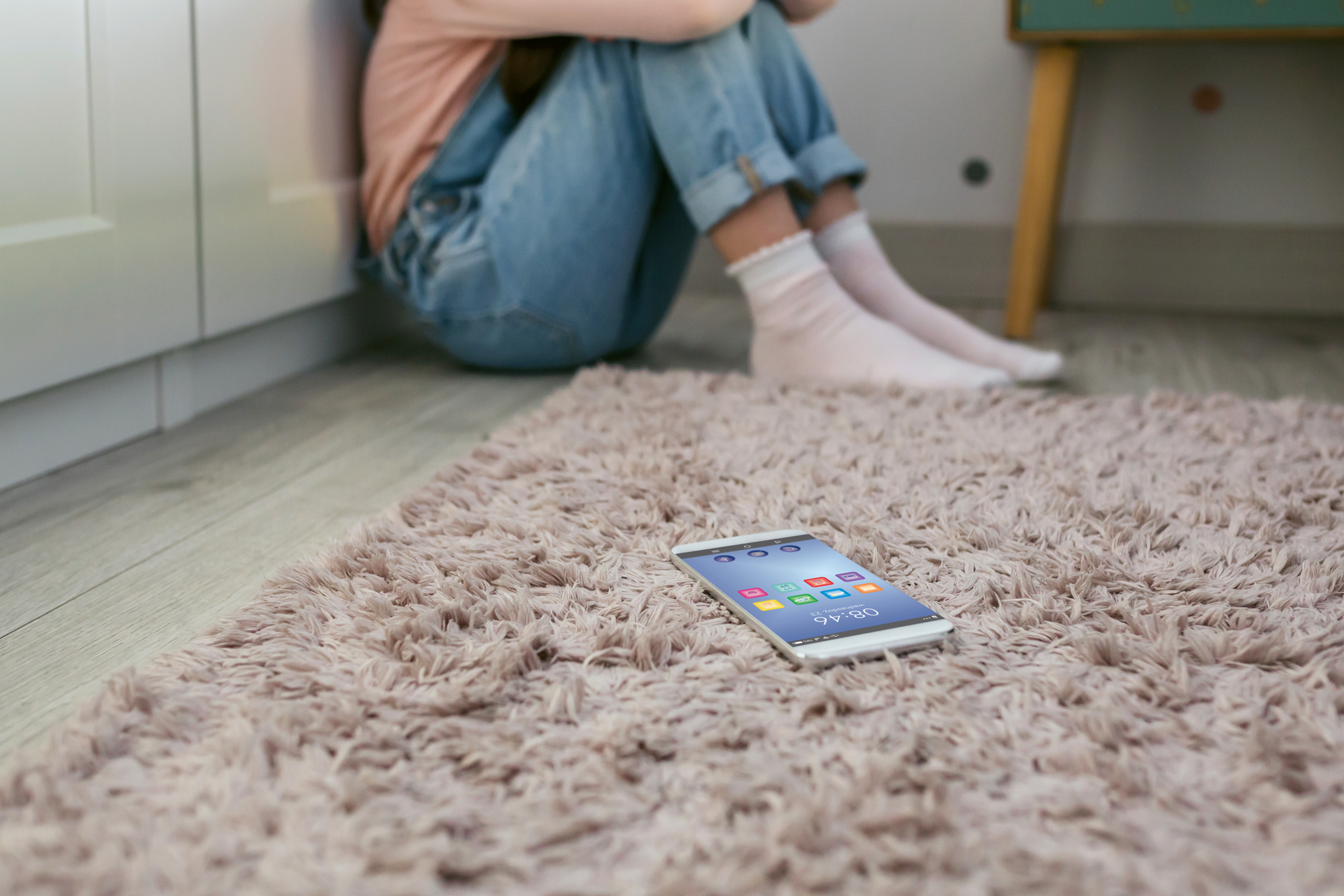 Copilă de 15 ani mituită să facă sex cu un bărbat căsătorit în schimbul unui telefon. Mama fetei a aflat de troc și a anunțat poliția