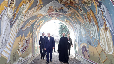 Nicolae Ciucă, premierul României, vizitează Catedrala Sfinţii Petru şi Pavel din Chişinău pe 23 martie 2023.