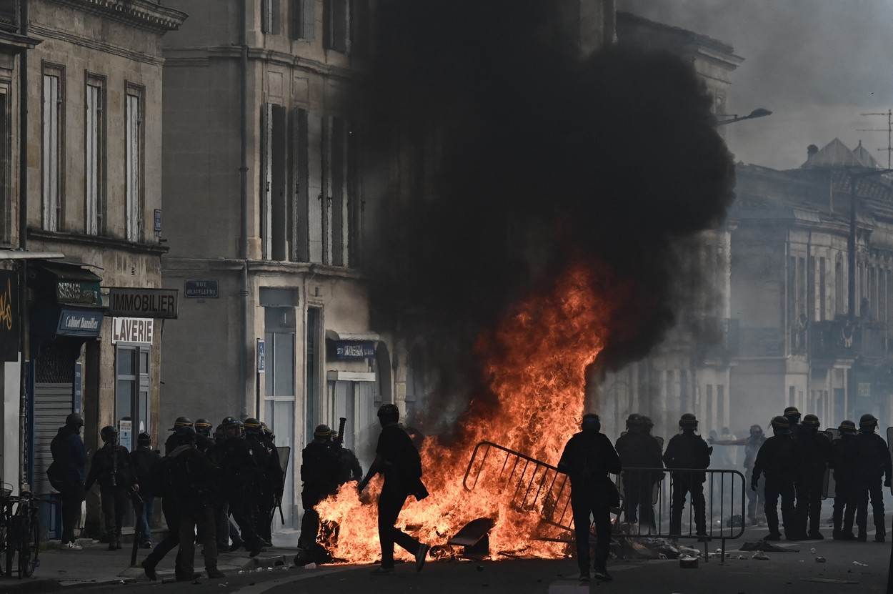 3,5 milioane de oameni au ieșit în stradă în Franța. Protestatarii au ars ușa primăriei din Bordeaux. 140 de incendii la Paris