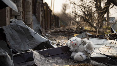 O jucărie este fotografiată printre ruinele orașului ucrainean Nova Kakhovka,