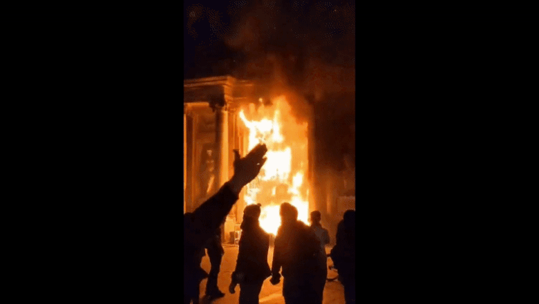 Protestarii francezi dau foc primăriei din Bordeaux