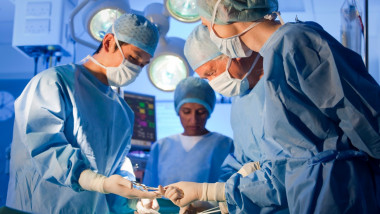 chrurgi in timpul unei operatii