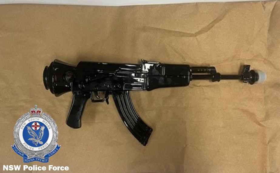 Un bărbat care mergea pe stradă cu un bong în formă de Kalașnikov a declanșat o operațiune uriașă a poliției din Australia