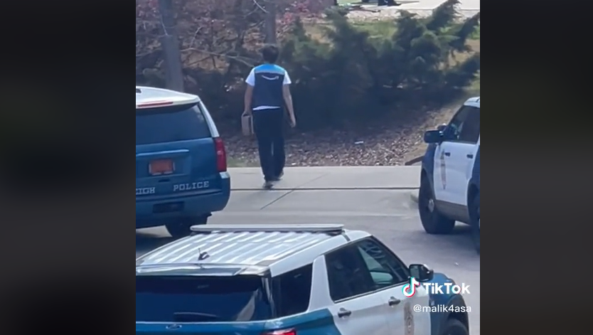 VIDEO Imagini virale cu un curier conștiincios, care intră în mijlocul unei intervenții a trupelor speciale ca să livreze coletul