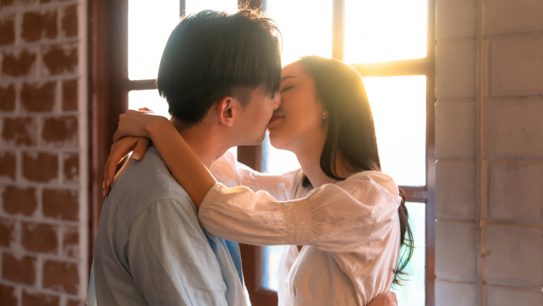 cuplu de tineri asiatici sarutandu-se