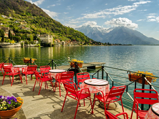 Un turista indignato per una bolletta del caffè e dell’acqua sul Lago di Como in Italia