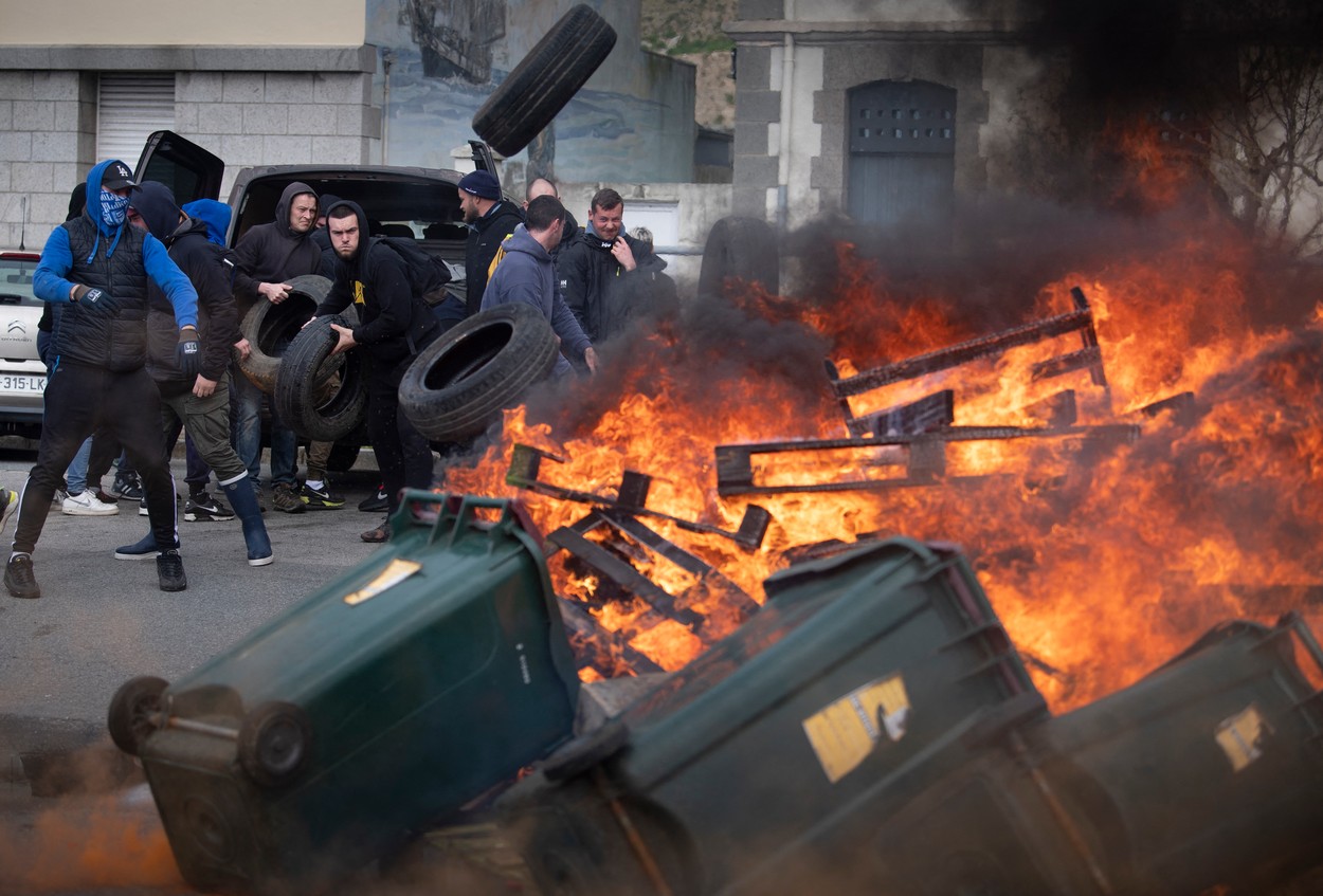 „Mii de oameni au venit pur şi simplu pentru a face război”, spune Macron despre confruntările dintre protestatari și polițiști