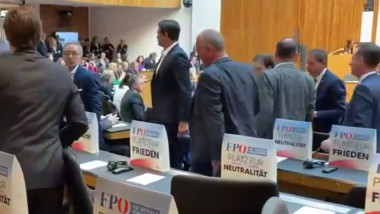 parlamentari austrieci se ridica din banci cand zelenski incepe sa vorbeasca