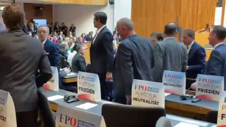parlamentari austrieci se ridica din banci cand zelenski incepe sa vorbeasca