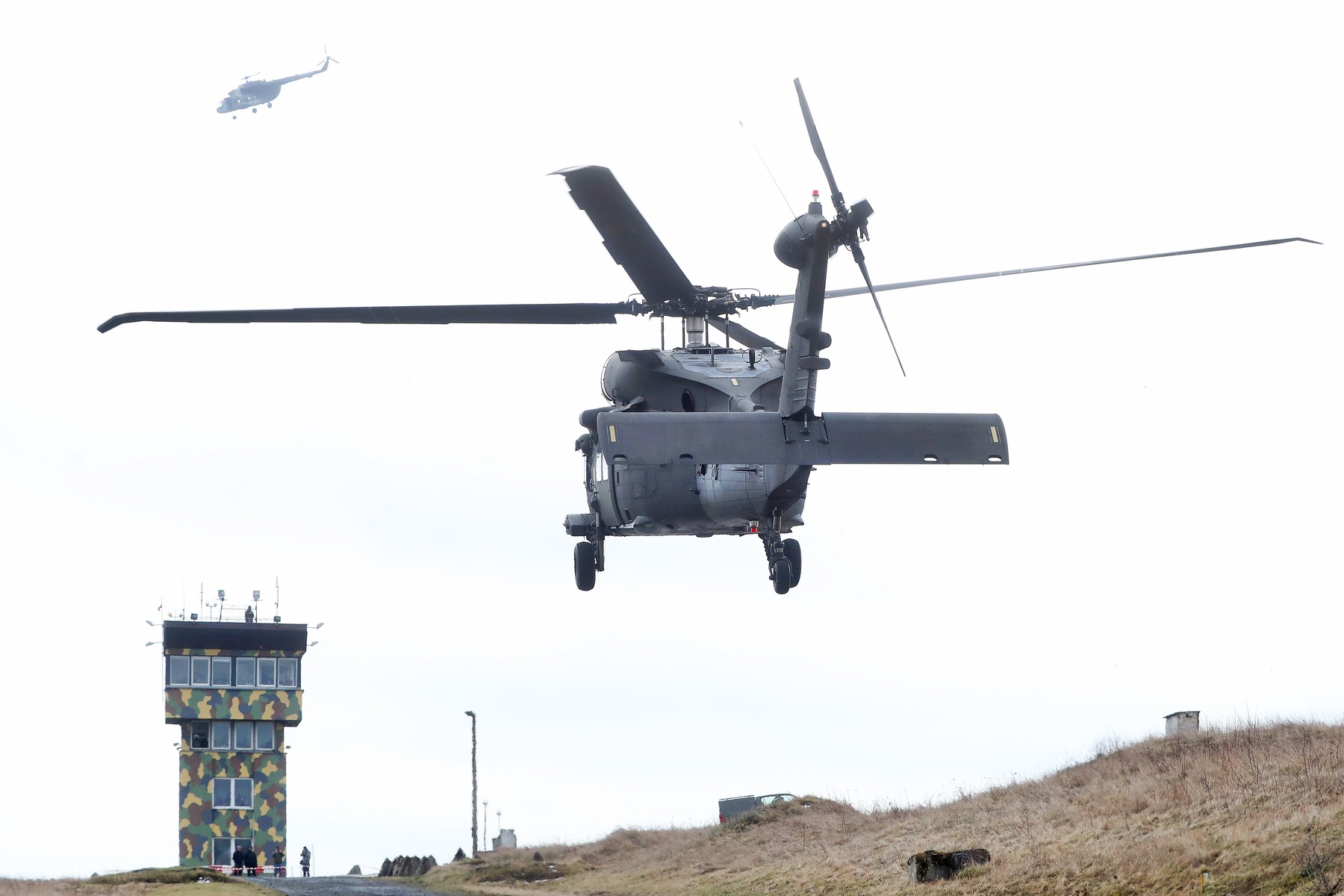 Nouă soldați americani au murit după ce două elicoptere Black Hawk s-au prăbușit