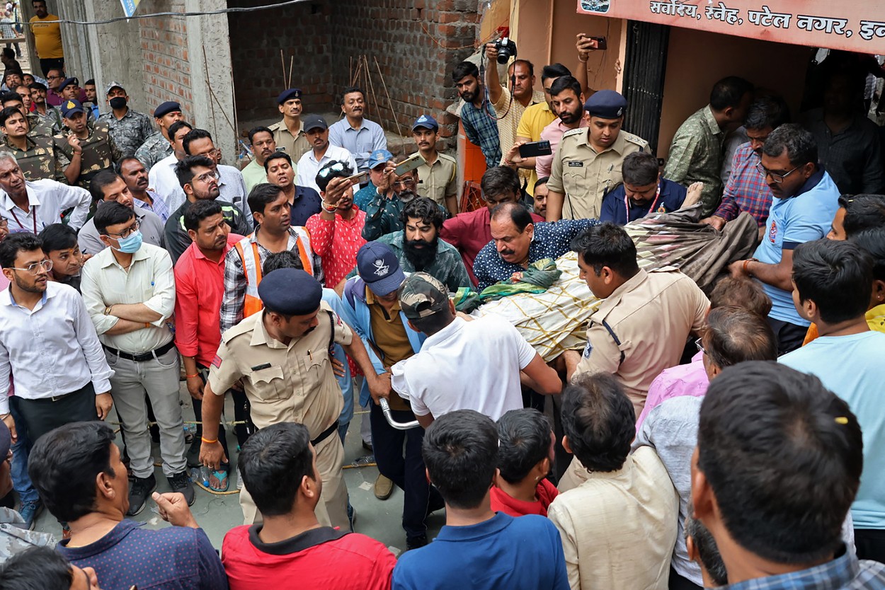 Cel puțin 13 persoane au murit în India, după ce podeaua unui templu s-a prăbușit în puțul lăcașului de cult