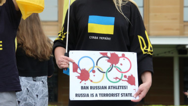 femeie cu pancarta protest impotriva rusiei la jo 2024
