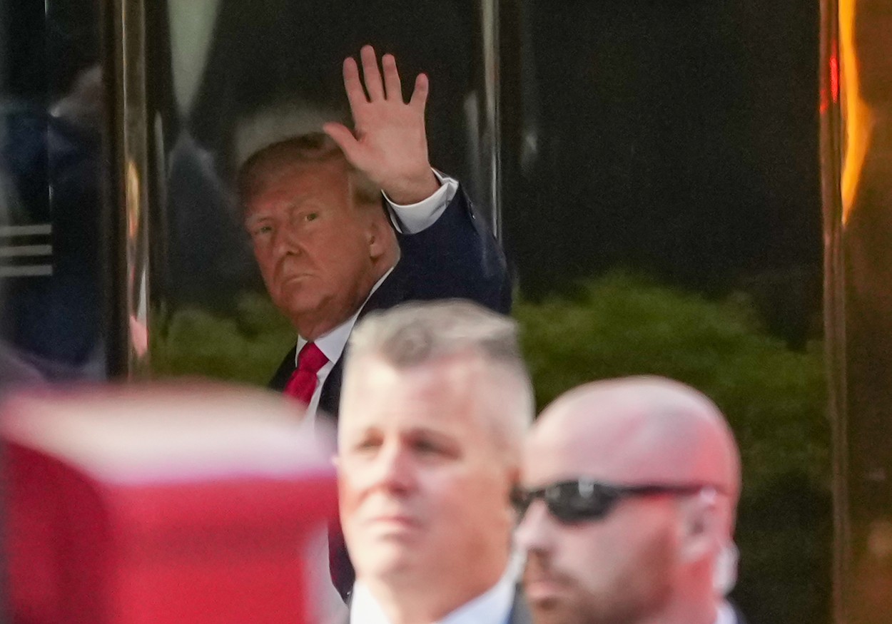 Donald Trump a ajuns la New York cu o zi înainte de a apărea în fața instanței